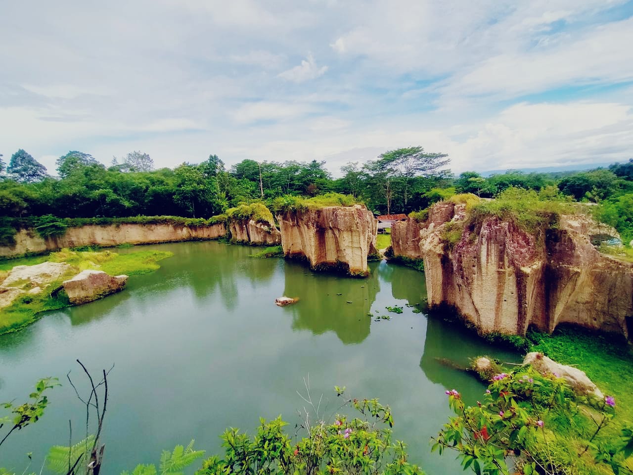 Tempat Wisata yang Sedang Viral di Medsos, Wisata Alam Tebing Koja atau Disebut Kandang Gojila di Desa Cikuya 