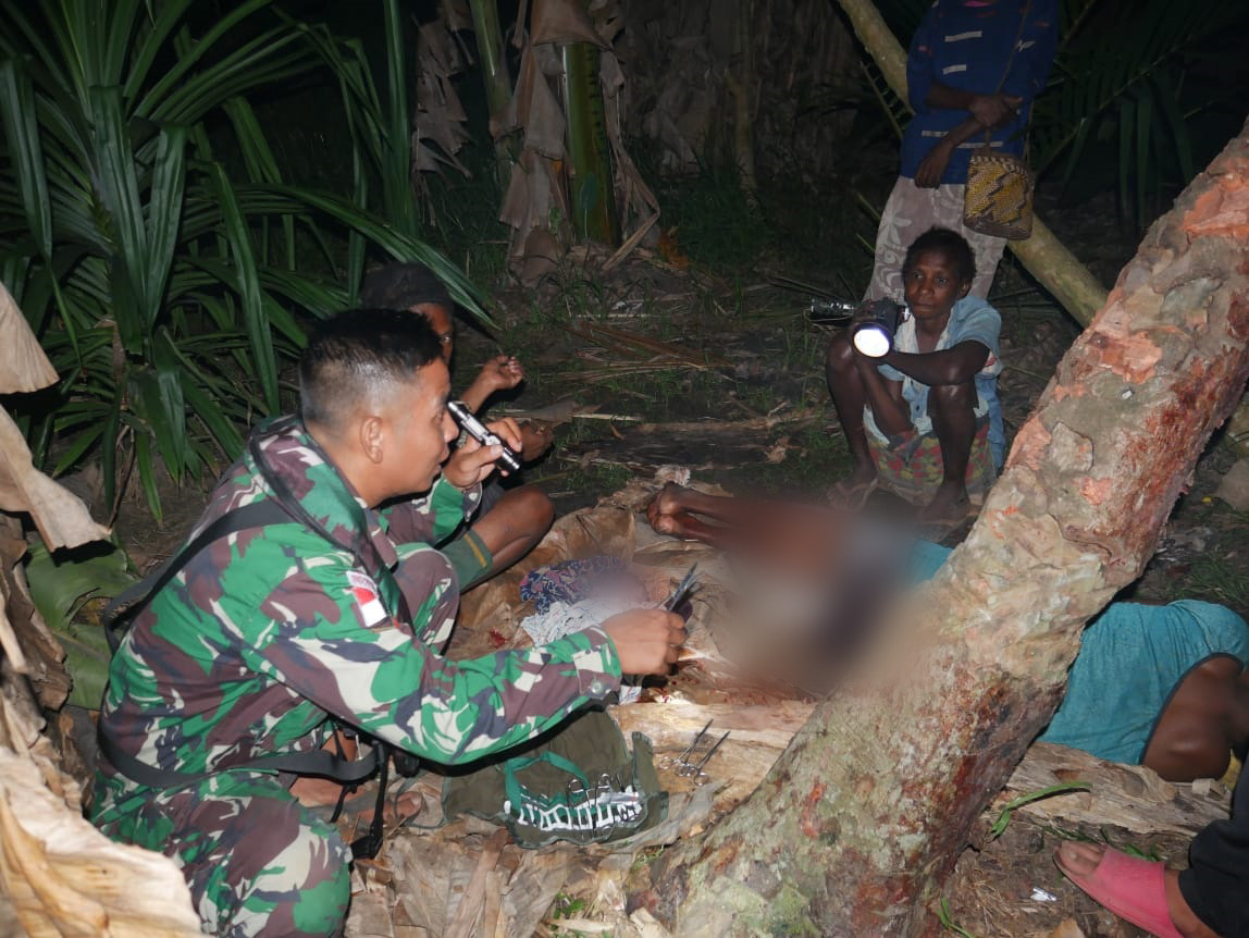 Gelapnya Alam Papua, Untuk Kedua Kalinya Prajurit Rajawali Bantu Persalinan Warga