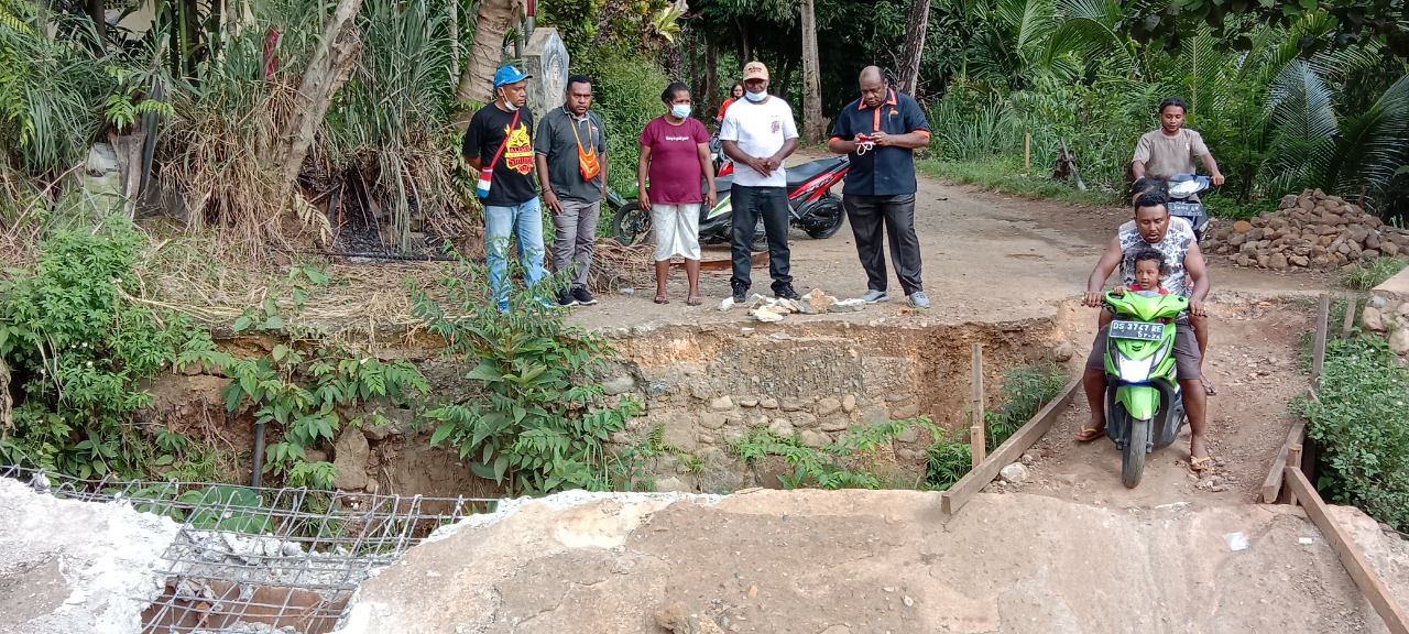 Kunjungan Lapangan Anggota DPRD Kota Jayapura di Sangar Pondok Batik Hokuw Faa Kungker Ke Yabansai, Anggota DP