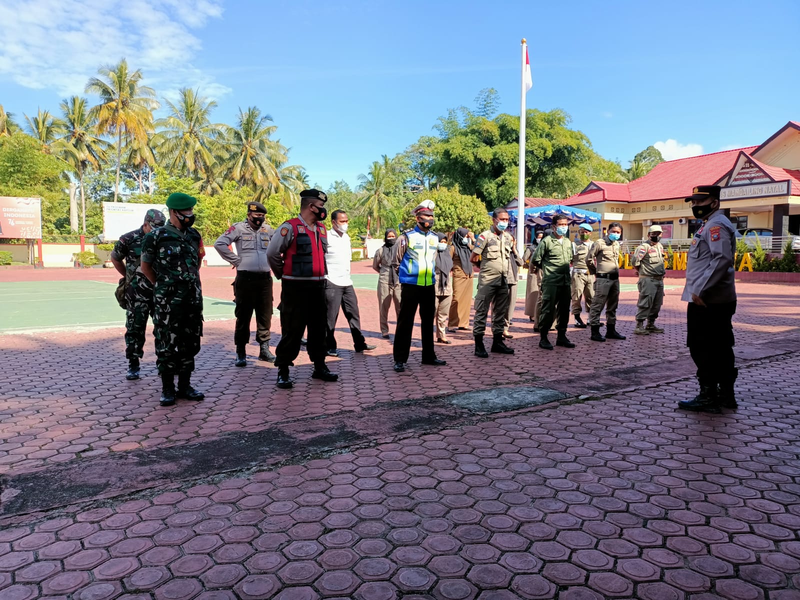 Babinsa Koramil 13/Panyabungan dan Bhabinkamtibmas Sawang Bersama Intansi Terkait Lakukan Penegakan Prokes