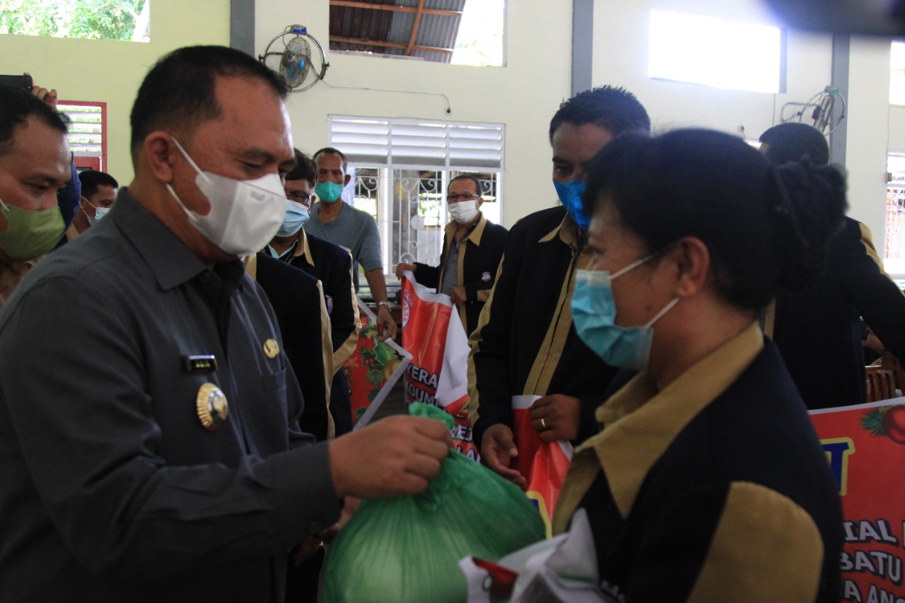 Bupati Labuhanbatu Serahkan 1.100 Paket Sembako Bakti Sosial Natal Oikumene tahun 2021