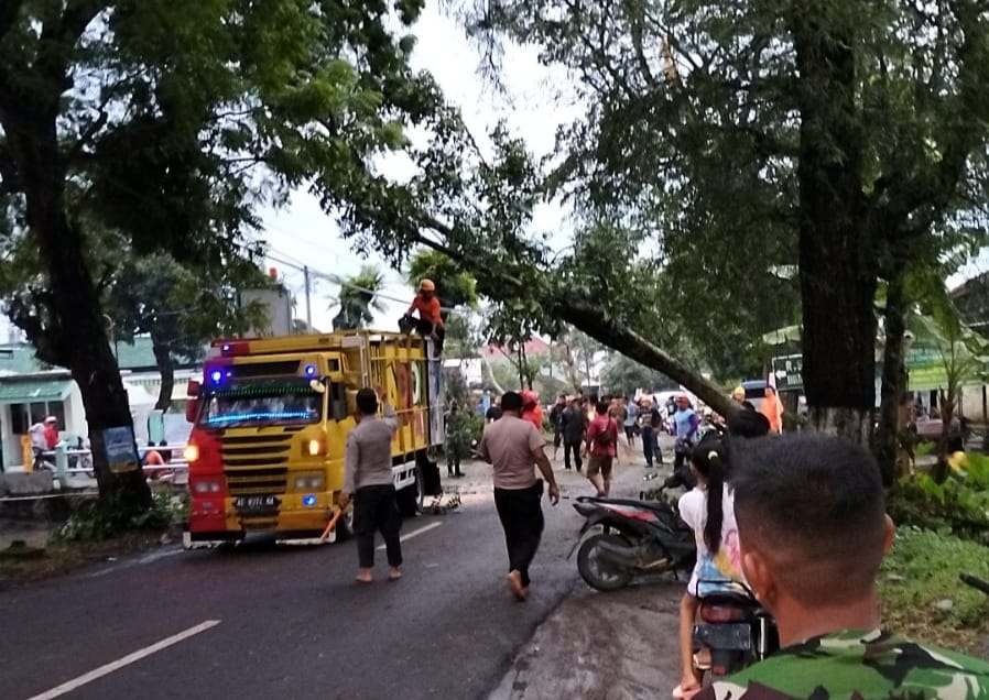 Hujan Angin Campur Petir, Tewaskan Petani dan Hancurkan Rumah Warga