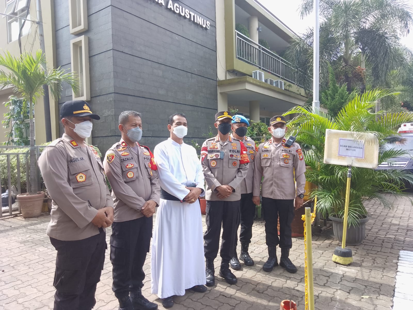 Jelang Hari Natal Kapolres Metro Tangerang Kota dan Kapolsek Jatiuwung Tinjau Langsung Ibadah Jemaat Gereja Sa