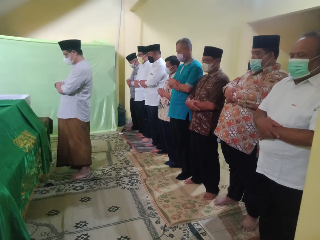 Bupati Karanganyar dan Mas Ilyas Menyolatkan Almarhum Zenazah Kepala Disdikbud Karanganyar, Tarsa M.Pd