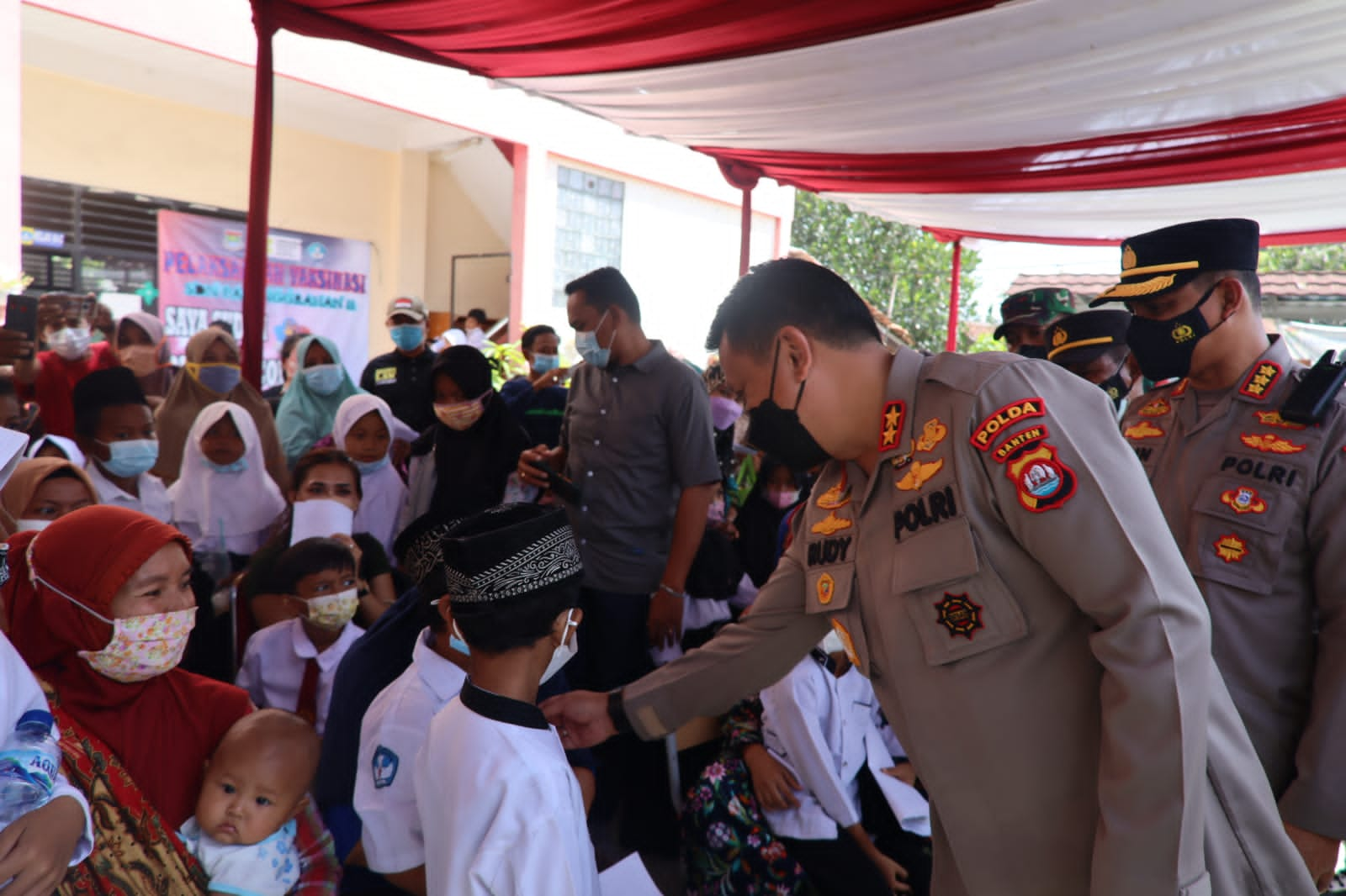 Kapolda Banten Bersama Kapolresta Tangerang Pantau Kegiatan Vaksinasi Serentak Indonesia di Solear