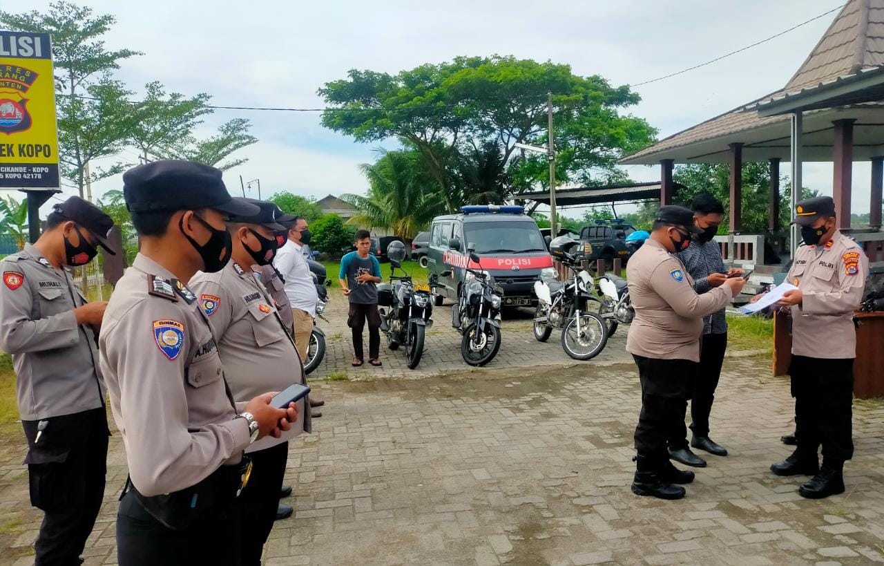 Masuk Polsek Kopo Polres Serang wajib Scan Barcode Aplikasi Peduli Lindungi Dalam Mencegah Covid-19