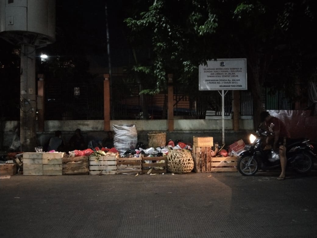 Tumpukan Sampah Yang Ambuardul Dan Menimbulkan Bau Busuk