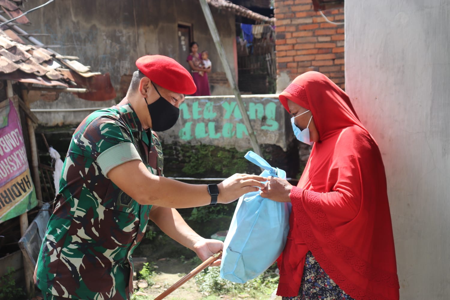 Peduli Sesama, Batalyon 12 Grup I Kopassus Bagikan Sembako Kepada Warga Taktakan