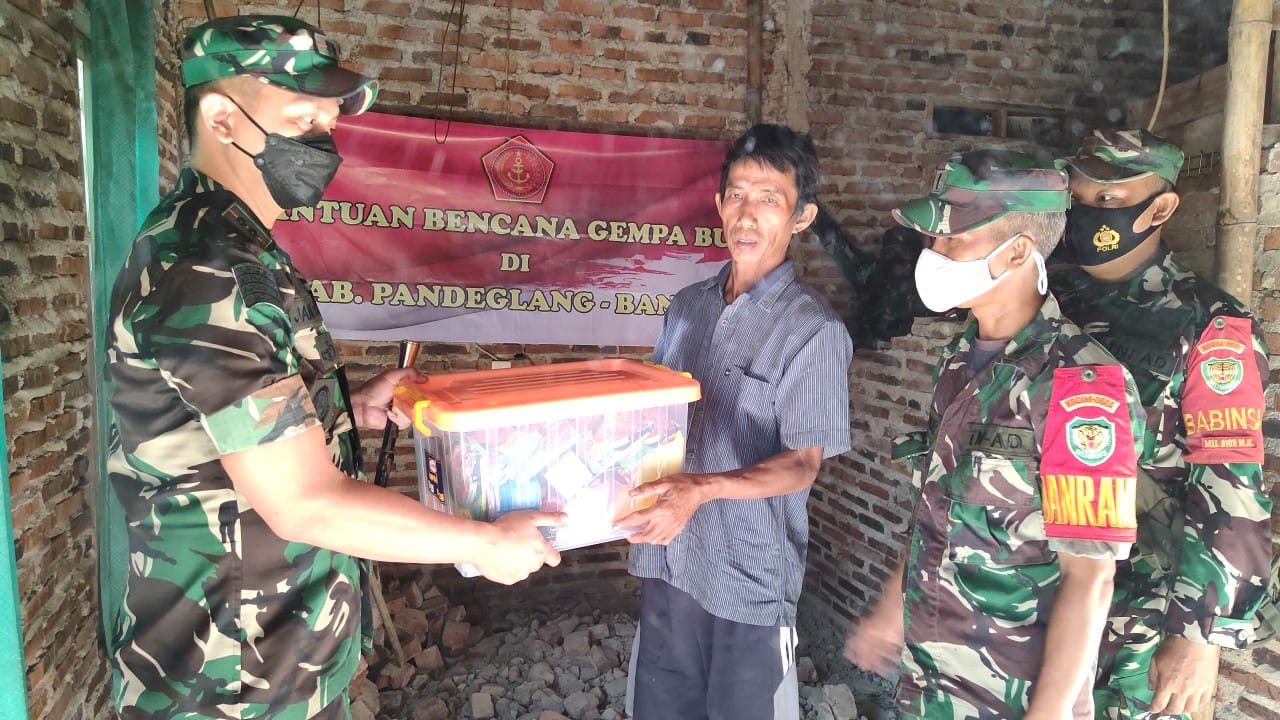 Dandim Serahkan Bantuan dari Mabes TNI Untuk Korban Bencana Gempa