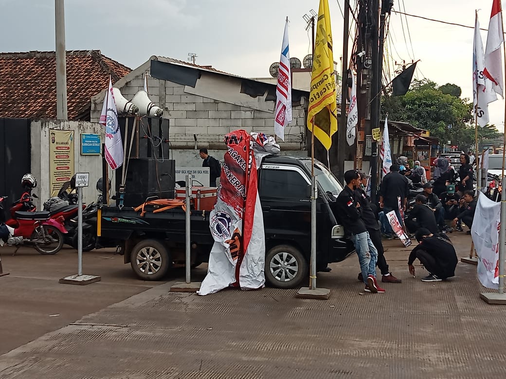 Serikat Pekerja dari Garteks kembali adakan unjuk rasa di depan PT. Universal Luggage Indonesia