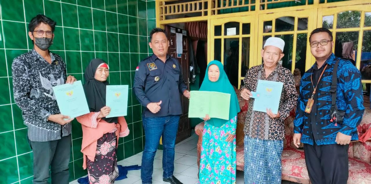 Jusepta kepala Desa Bojongloa Bersama BPN Dor to dor Berikan 41 Sertifikat Program PTSL kepada Warga