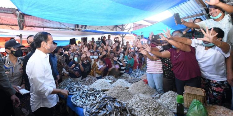 Presiden Jokowi Bagikan Bantuan Langsung Tunai Bagi Para Pedagang Kaki Lima