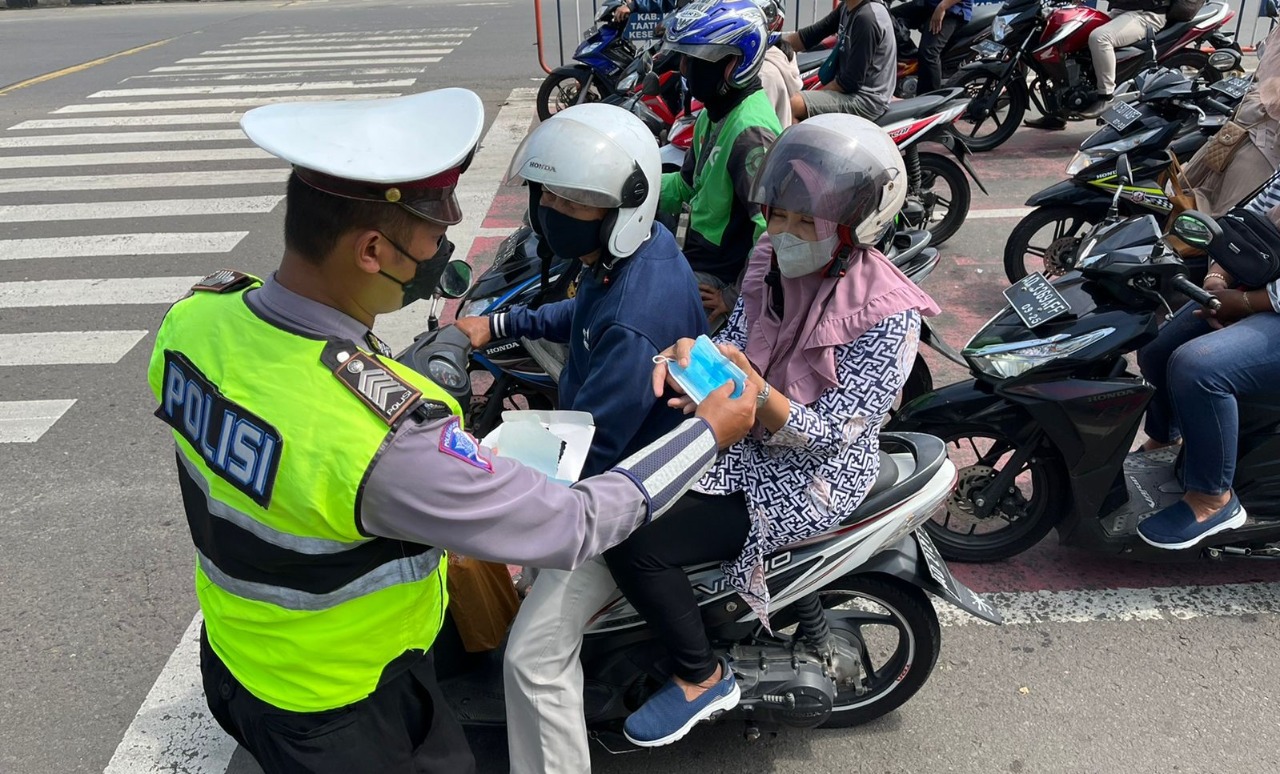 Sat Lantas Polres Karanganyar Bagikan Masker Gratis Agar Masyarakat Patuh Prokes