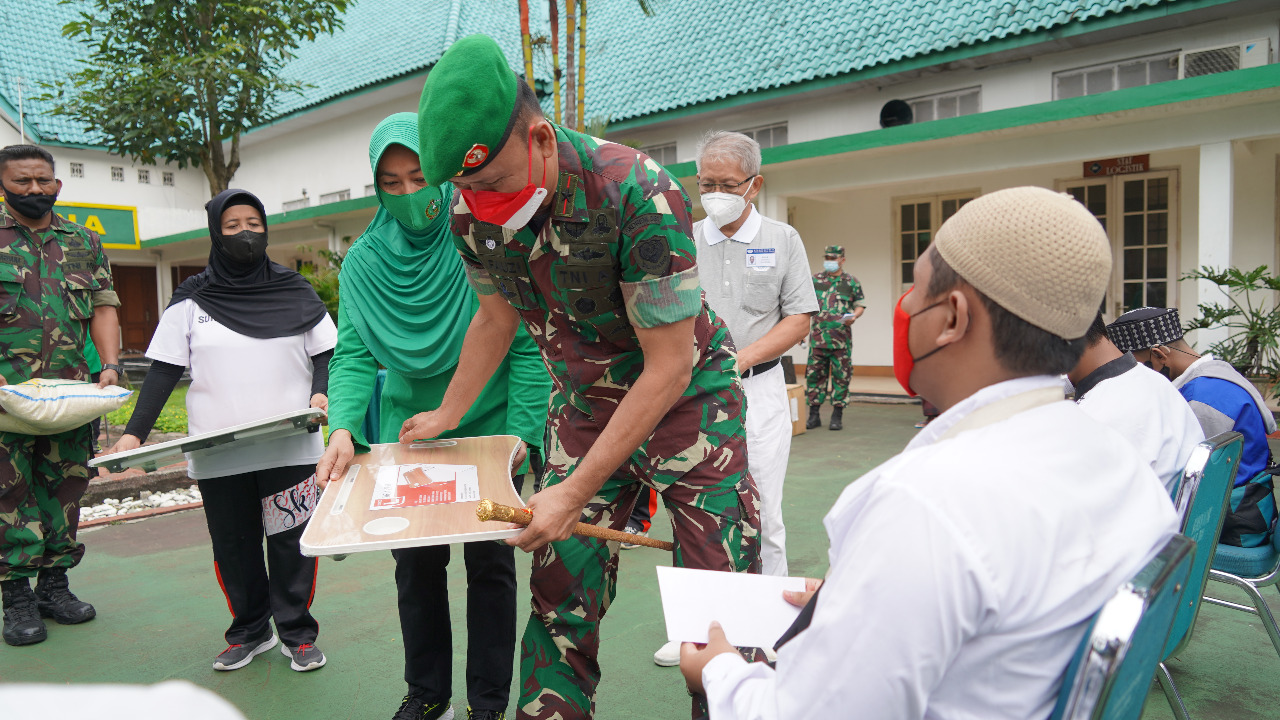 Korem 061/SK Berikan Bantuan Santunan Tali Asih Kepada Para Anak Yatim Piatu dan Anak-Anak Disabilitas di Ciwa