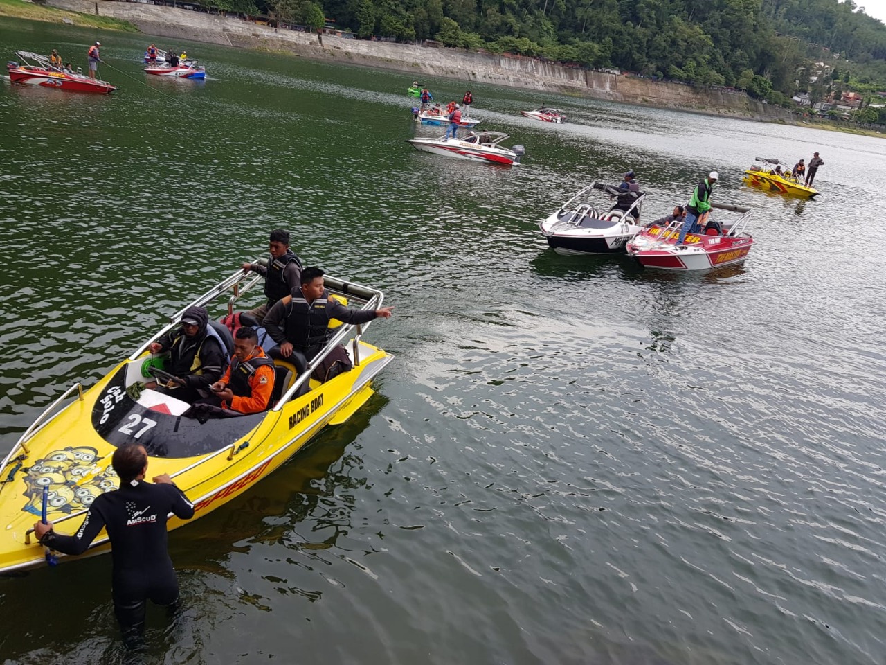 Tabrakan Speedboat Saat Berfotoria, Pengemudi Terjatuh di Telaga Sarangan