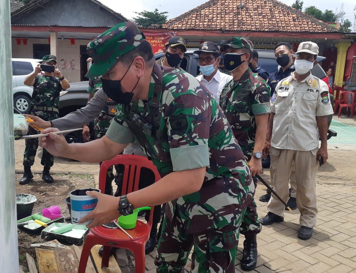 Kunker Danrem 052/Wkr Didampingi Dandim 0510/Trs, Melukis Burung Garuda di Kampung Pancasila