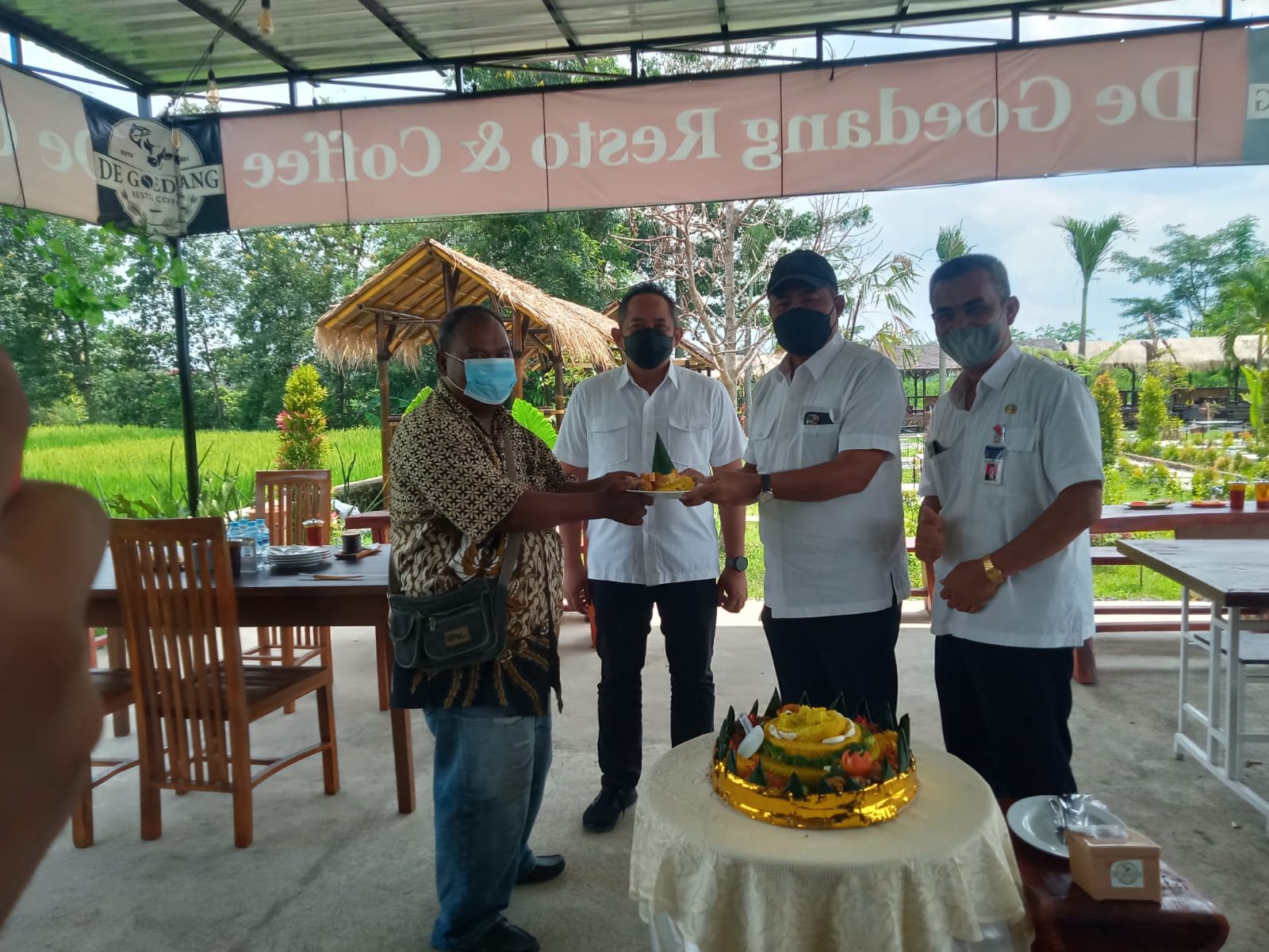 Bupati Karanganyar Potong Tumpeng di HPN Bersama Wartawan