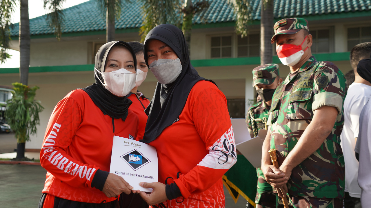 Danrem 061/SK Berikan Kenang-Kenangan Berupa Buku Tentang Sejarah Kesatuan