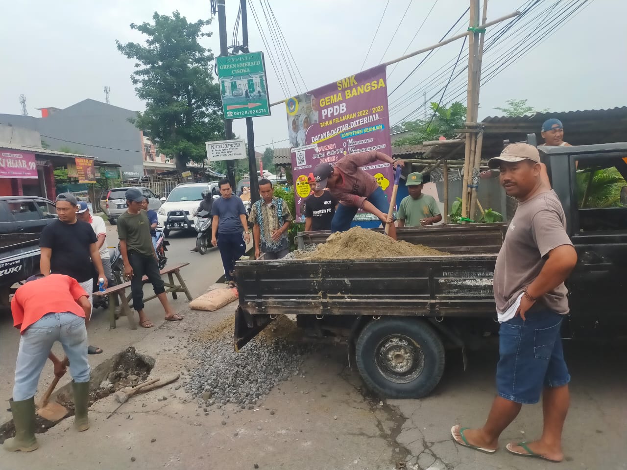 Jusepta Kades Bojong Loa Cisoka Bantu Perbaikan Jalan Rusak di Perapatan Cilaban