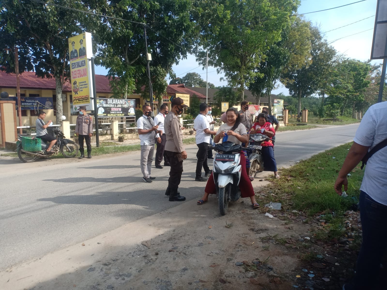 Kapolsek Serbelawan Bagikan Masker dan Berikan Himbauan Patuhi Prokes