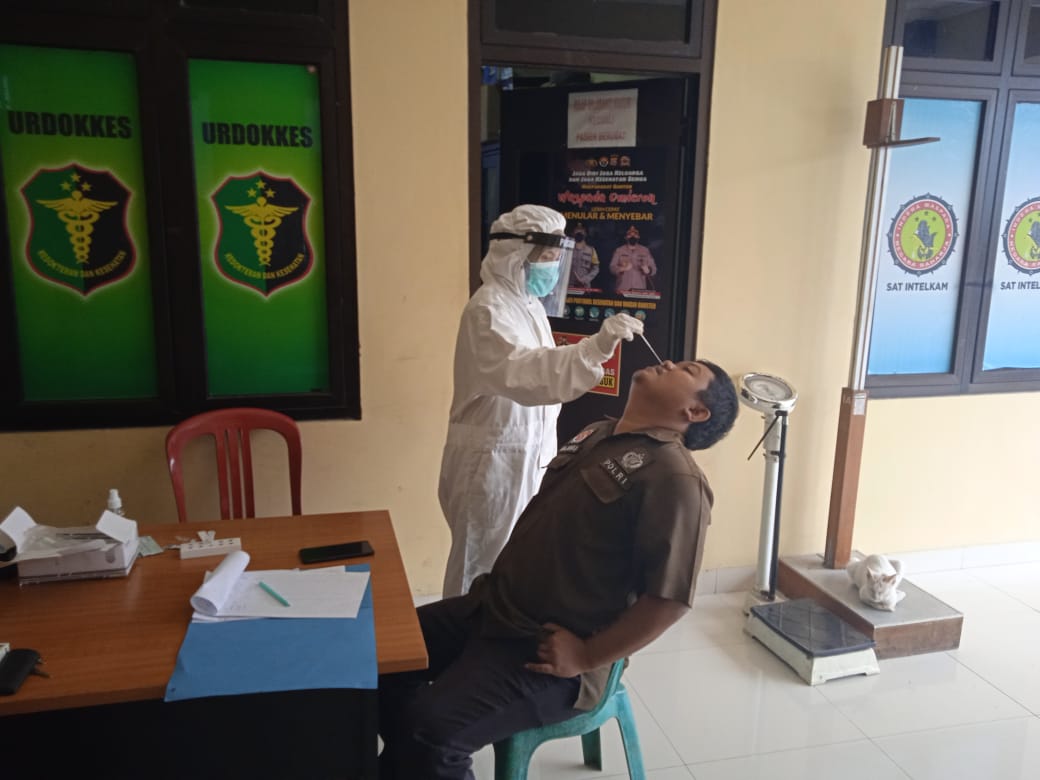 Untuk Memutus Mata Rantai Penyebaran Virus Covid-19 Sidokes Polres Serang Laksanakan Awab Antigen Terhadap Per