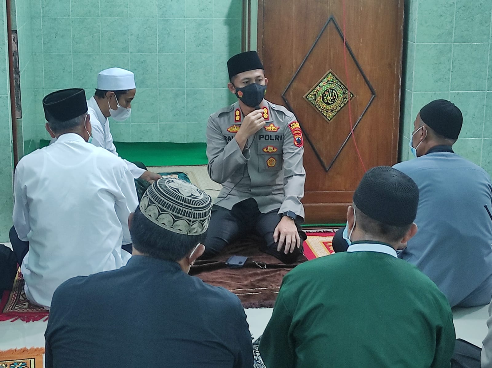 Sungguh Sepektakuler Merakyat, Kapolres Karanganyar Safari Sholat Subuh Berjamaah di Masjid Jami’Asy Syu