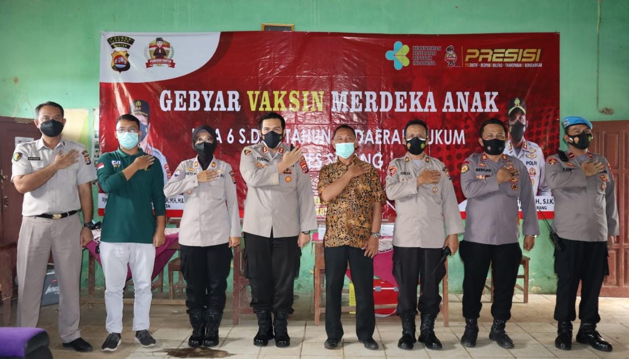 Sidokes Polres Serang Laksanakan Vaksinasi Massal di SDN Tancang Kecamatan Cikeusal Kabupaten Seraid