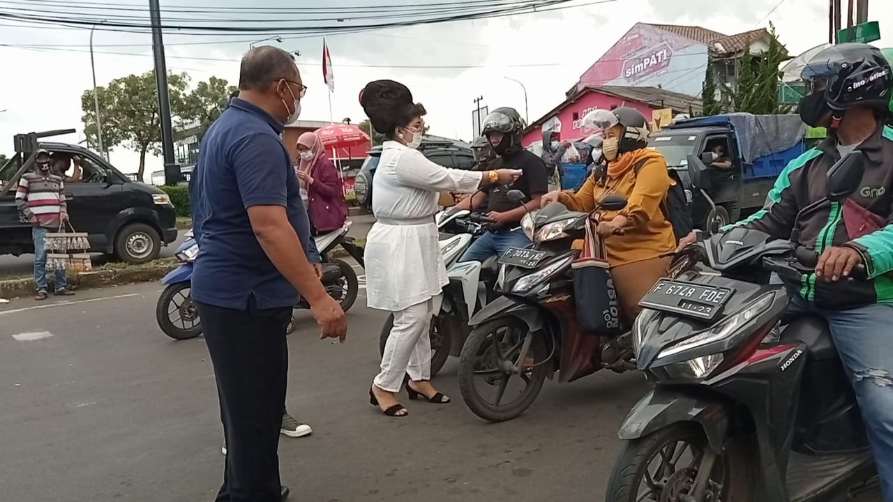 Wanita Berparas Cantik Tiba-tiba Muncul dan Bagi-bagi Uang di Lampu Merah Bogor