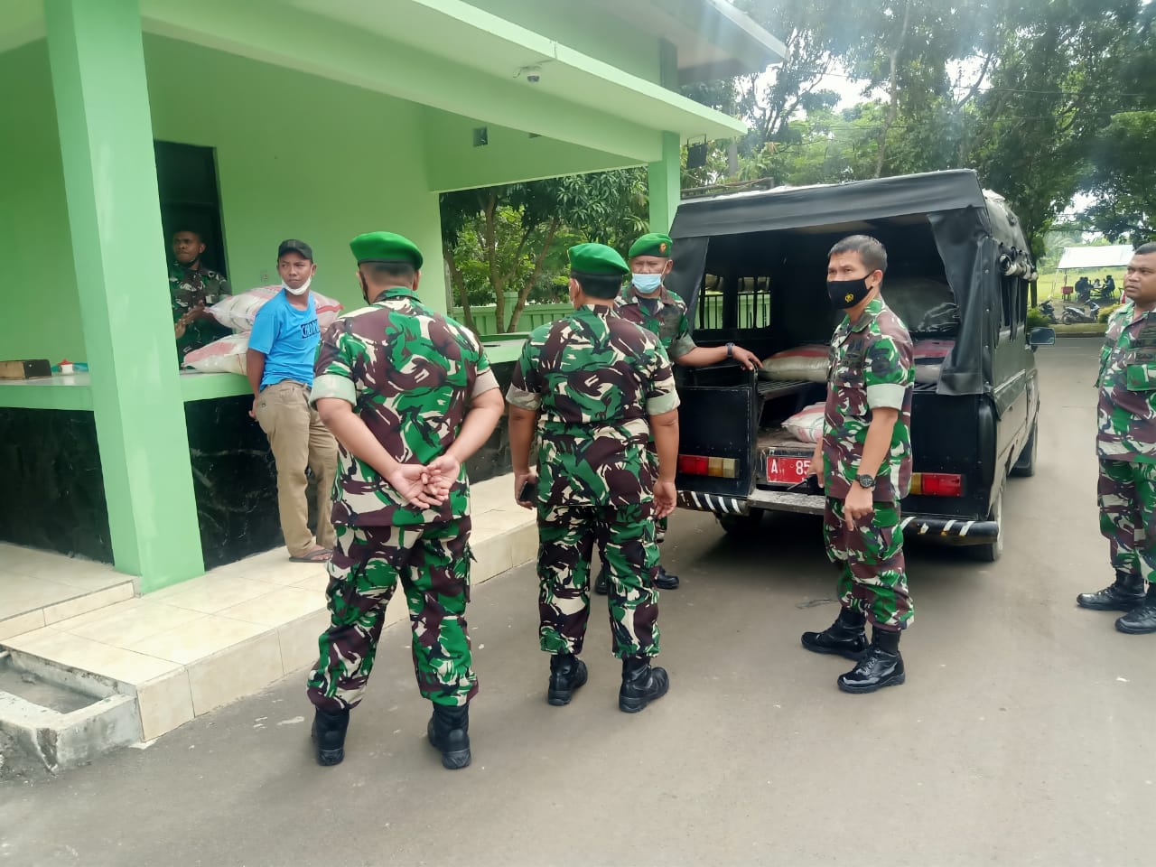 Kodim 0510 Kirim Landing Craft Rubber Boat (LCR) dan Beras ke Lokasi Banjir