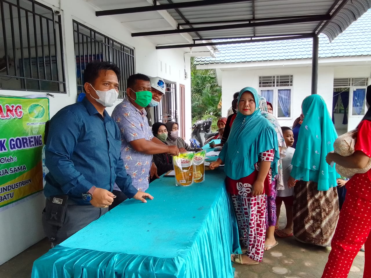 Disperindag Labuhanbatu dan PT. Lingga Tiga Sawit Gelar Operasi Pasar, Ribuan Liter Minyak Goreng Ludes