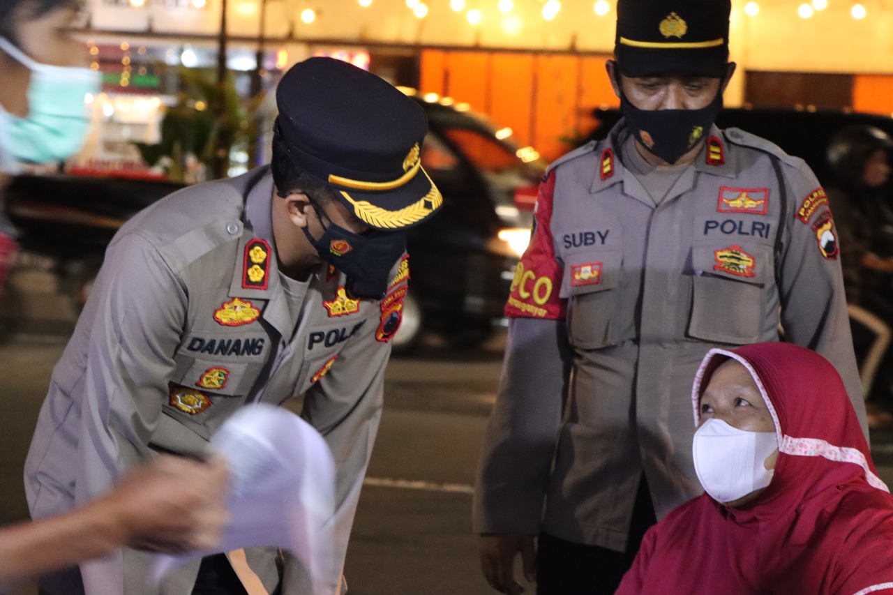 Tanpa Kenal Waktu, Polres Karanganyar Gelar Vaksin Presisi di Alun Alun Karanganyar Pada Malam Hari