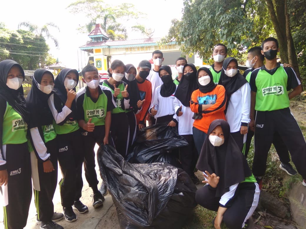 Badan Pengurus Kota Oi Kota Singkawang Gelar Kegiatan Bersih-bersih Sampah dan Tanam Pohon