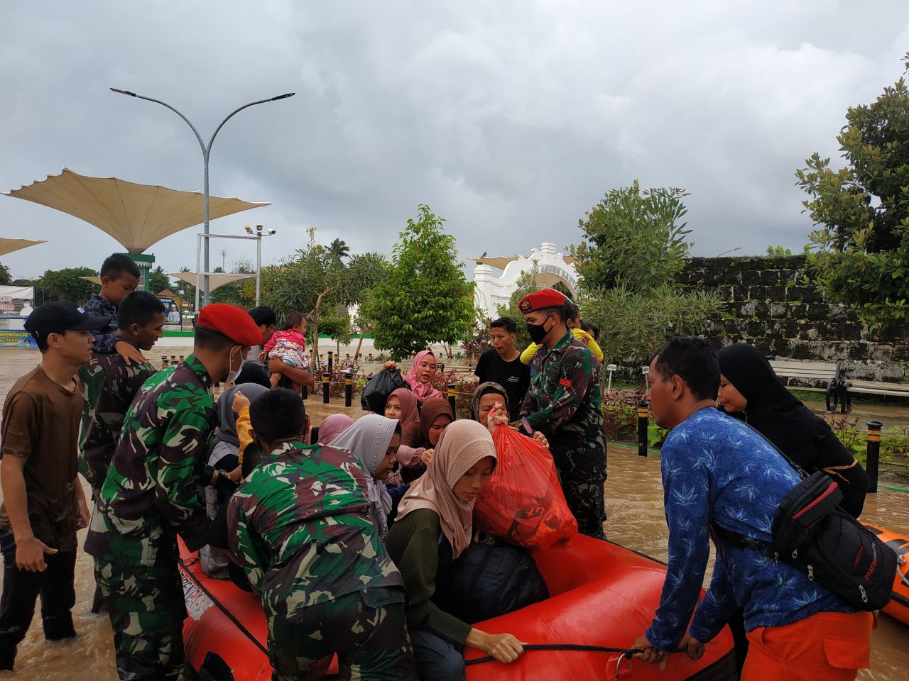 Kopassus Mengevakuasi Warga terkena Banjir di Kawasan Masjid Agung Banten Lama