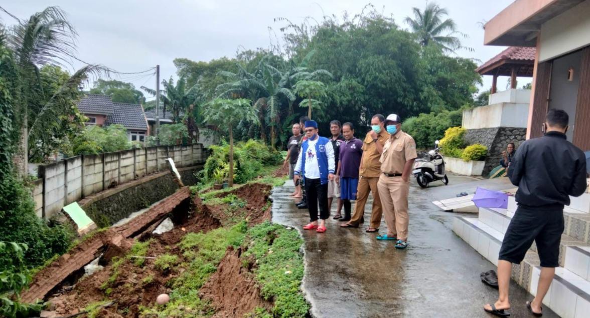 Kesigapan Anggota Polresta Tangerang Terjun ke Lokasi Longsor dan Genangan Air