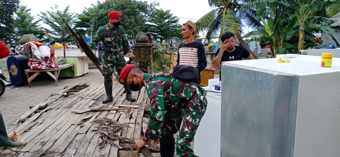 Grup 1 Kopassus Kembali Tanggap Bencana Banjir di Kawasan Desa Kasemen