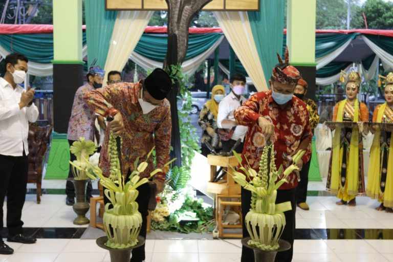 Bupati Sidoarjo Gus Muhdlor Membuka Pameran Keris dan Benda Pusaka