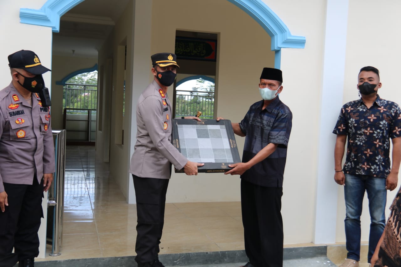 Kapolres Karanganyar Berikan Bantuan untuk Pembangunan Masjid Nur Hidayah Jatiyoso