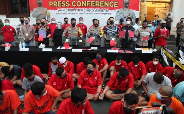 Polrestabes Surabaya Pamerkan Puluhan Bandit Jalanan