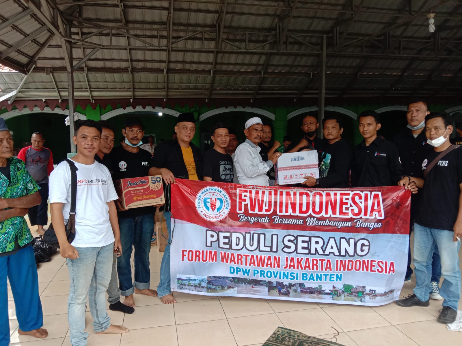 FWJ Indonesia DPW Banten Gerak Cepat Salurkan Bantuan Korban Banjir Serang