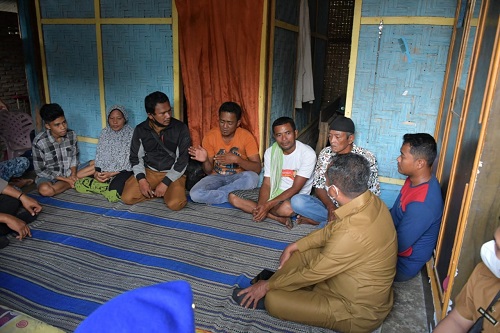 Bupati Serdang Bedagai Darma Wijaya Kunjungi Keluarga Korban Kapal Nelayan yang Tenggelam Belum Ditemukan