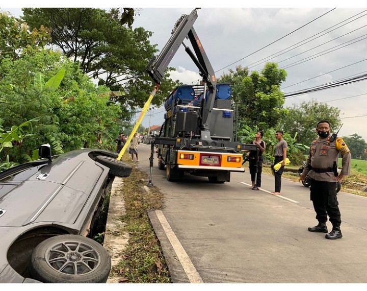 Gerak Cepat Laporan Warga, SAR Samapta Polres Karanganyar Evakuasi Mobil Masuk Selokan