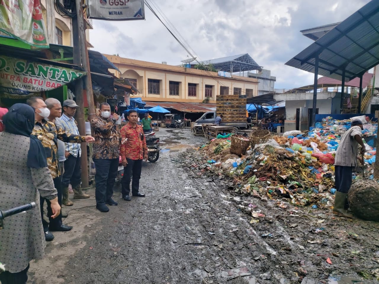 Bupati Erik Sidak Sampah di Pasar Glugur