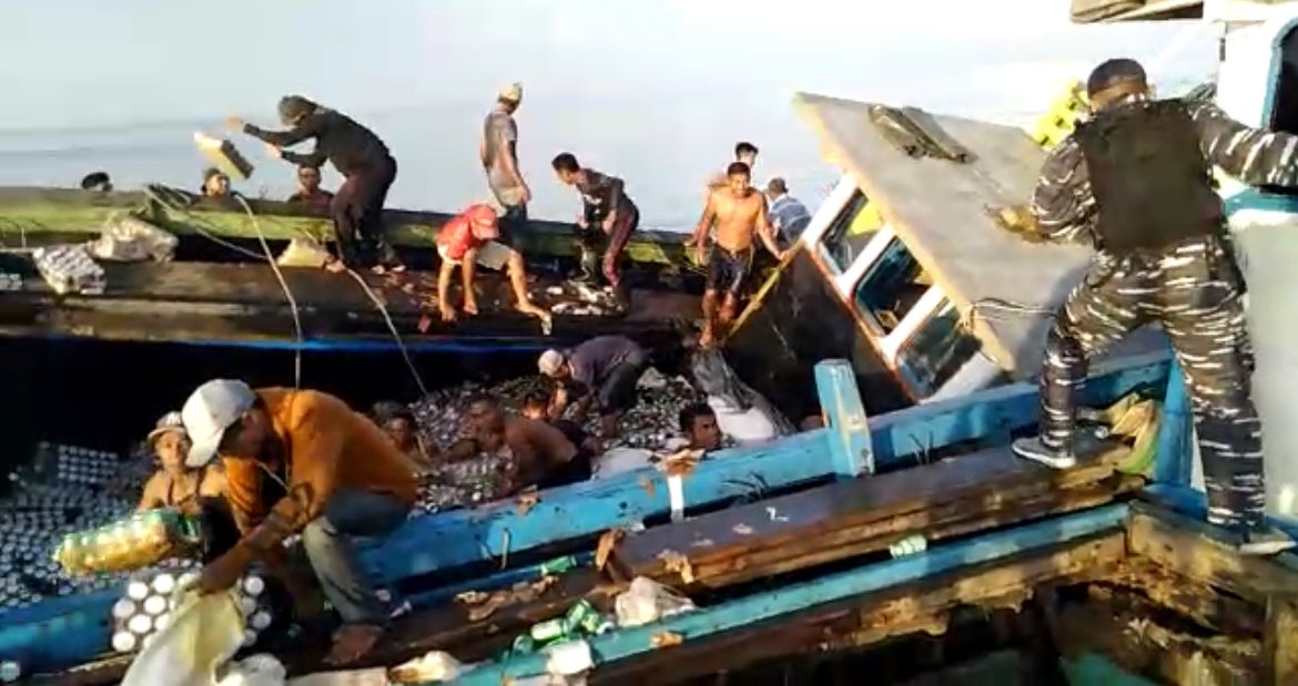 TNI AL Selamatkan Kapal Nyaris Tenggelam Akibat Kebocoran di Kepri