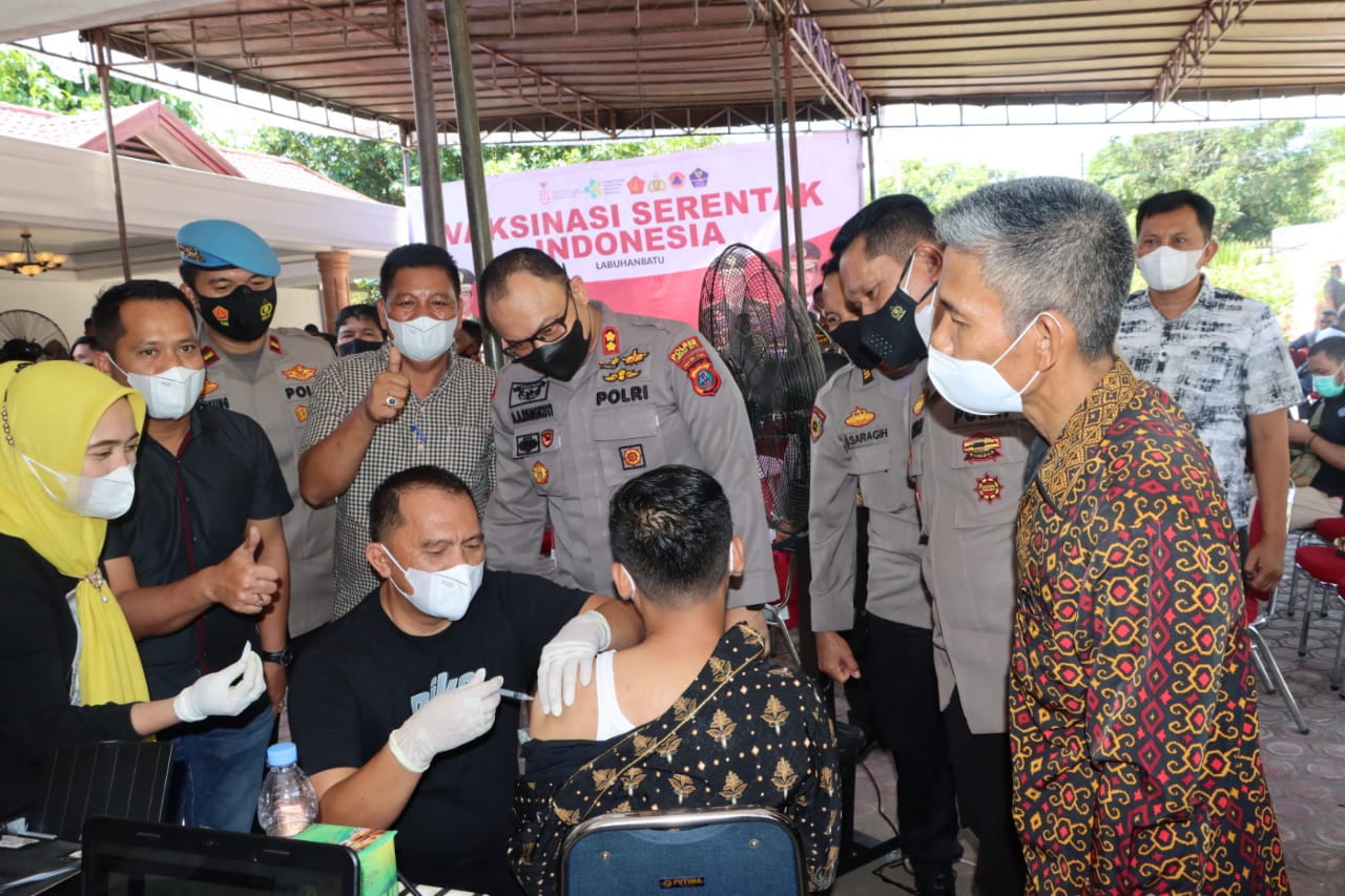 Bersama Kapolres, Bupati Labuhanbatu Saksikan Vaksinasi Serentak