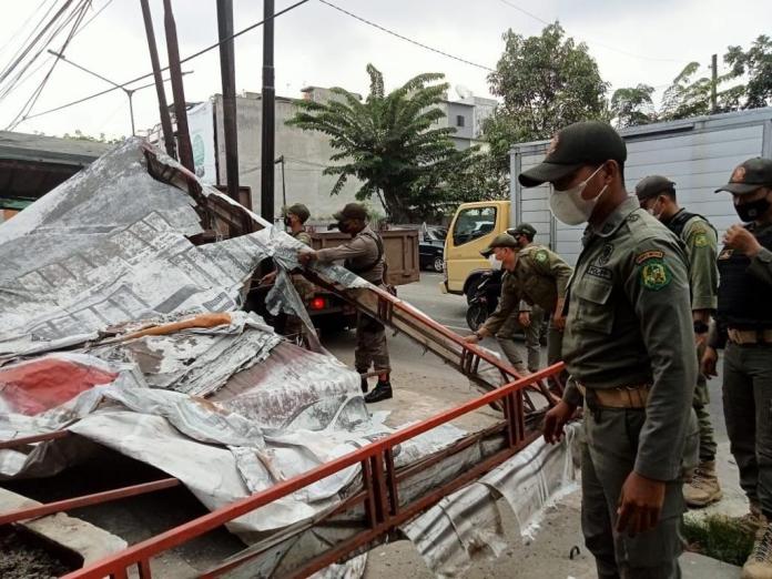 Satpol PP Kota Medan Bongkar Paksa Lapak PKL di Atas Trotoar