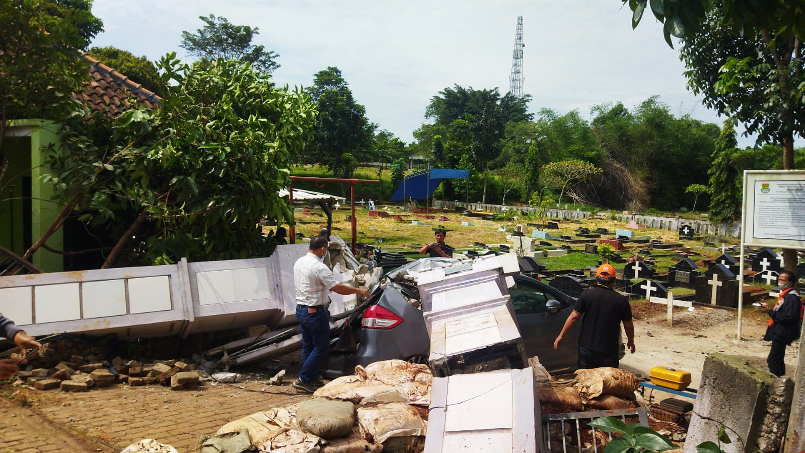 Naas Diduga Akibat Galian Pipa PDAM, Mobil Sedan Tertimpa Gapura TPU Grubuk Kp Babakan Kel Bojong Nangka kec K