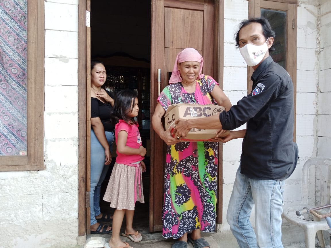 Jumat Berkah ; Sopiyan Hadi Ketua. Jurnalis Nasional Indonesia (JNI) Tangerang Raya Bagikan Sembako dan Nasi K