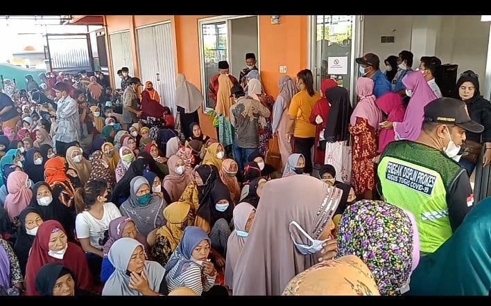 Janda Janda Mendapatkan Santunan Sembako Rutin Tahunan Dari Kepala Desa Cicadas Kabupaten Bogor