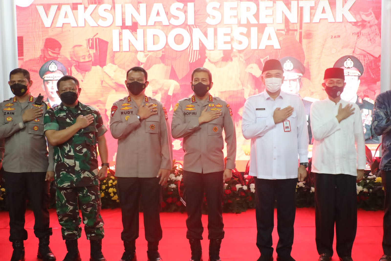 Kapolda Banten Dampingi Kabaintelkam Polri Tinjau Vaksinasi Serentak Indonesia di Water World