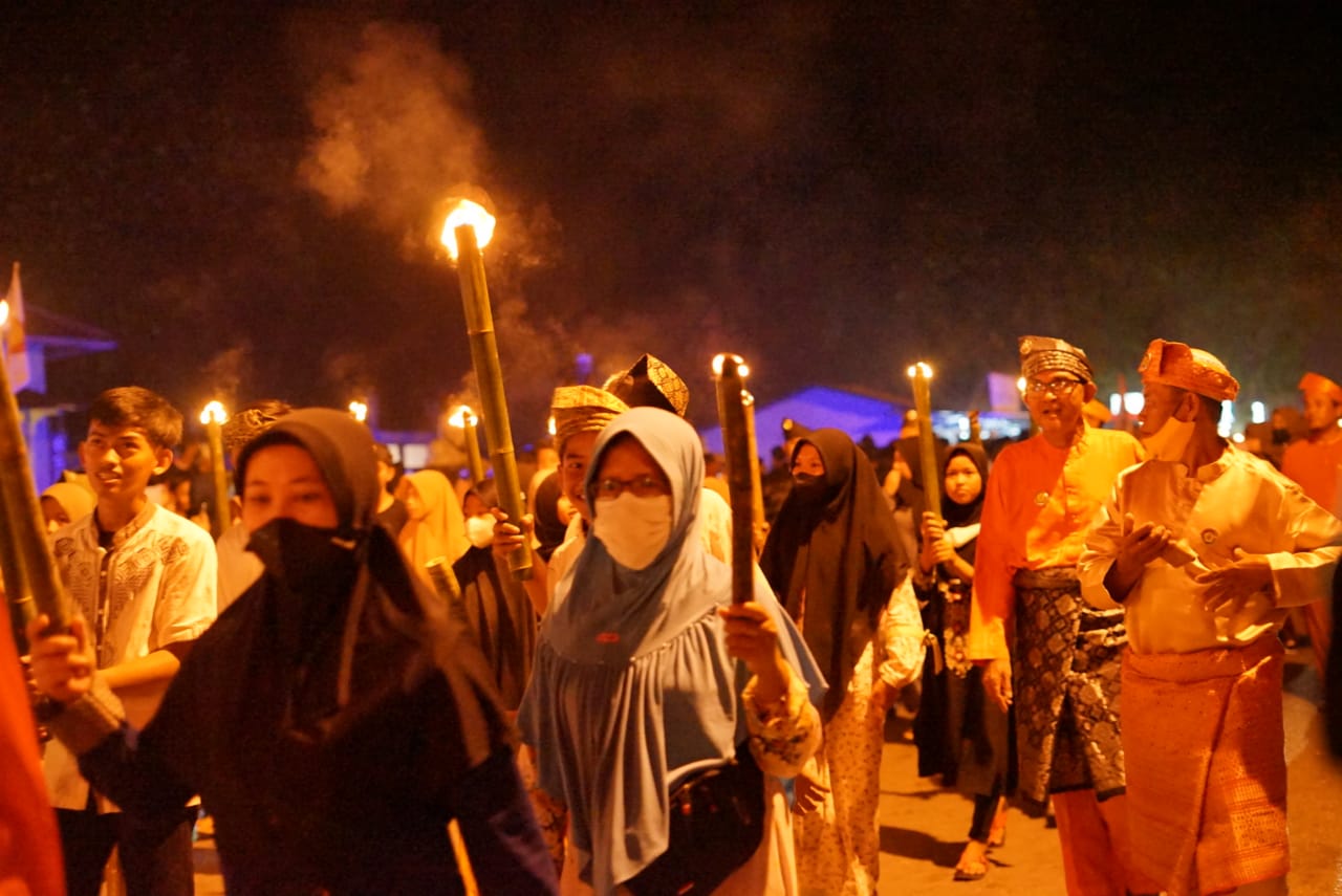 Sambut Bulan Suci Ramadhan, Ribuan Orang Ikuti Pawai Obor di Singkawang